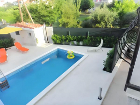 Comfortable Apartment in Kaštel Novi, Shared Pool, 47m²